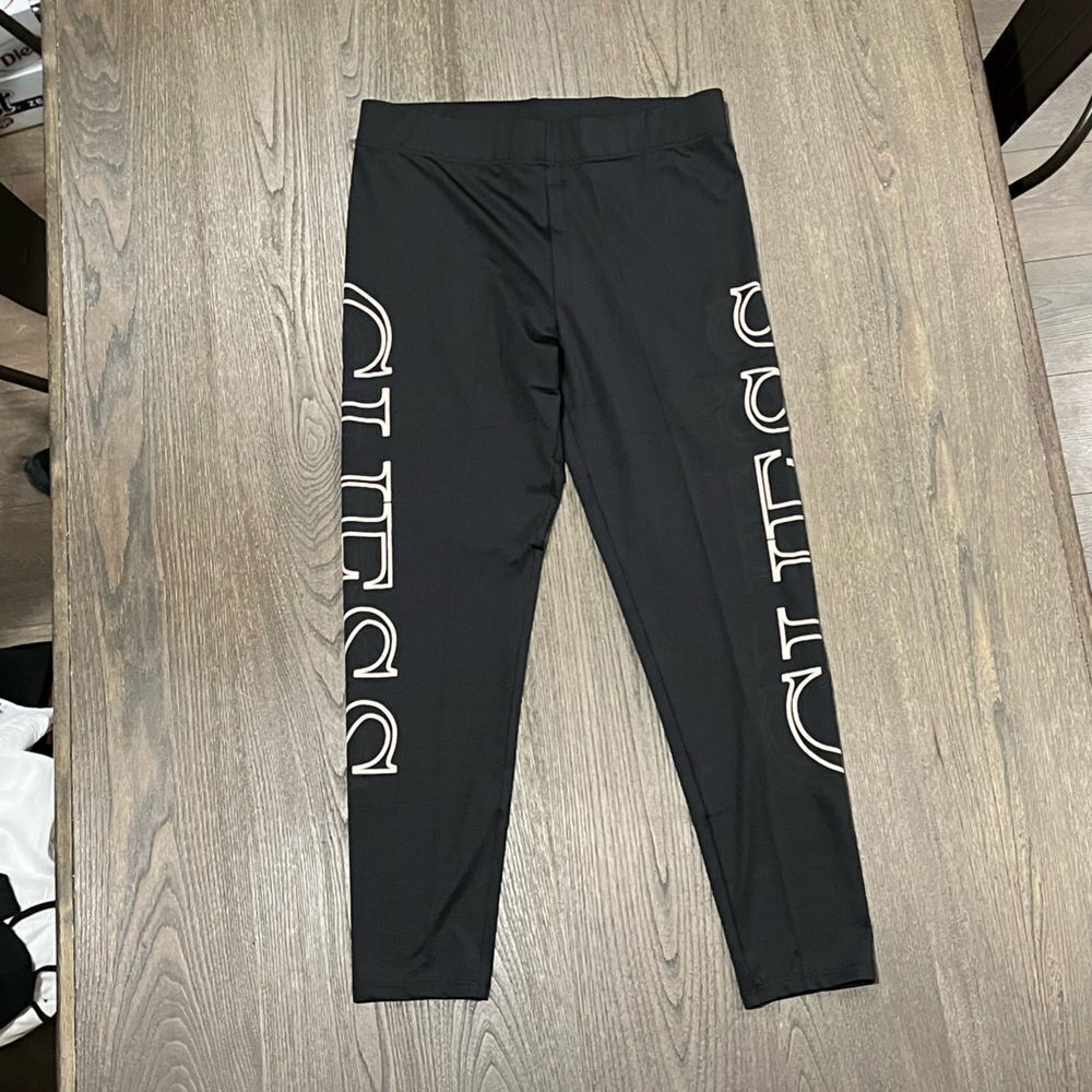 NWOT Guess Black Cropped Capri Leggings Logo Print Size L